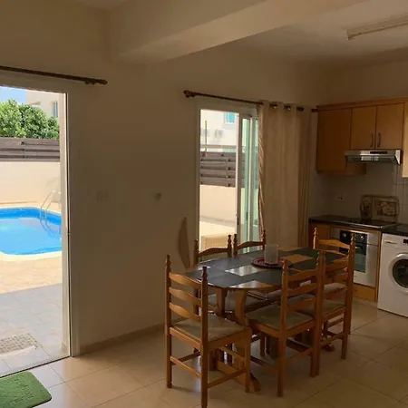 Apartment With Pool Paphos
